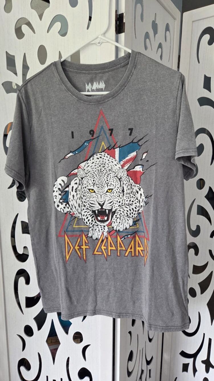 Def Leppard T-Shirt NWT Gray Heather 1977 Union Jack Leopard Graphic Tee Size M